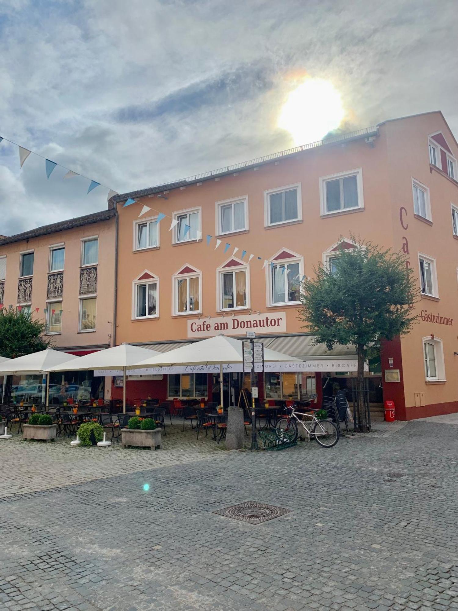 Отель Cafe Am Donautor Кельхайм Экстерьер фото